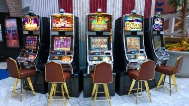 Phoenix Rises live dealer table interface on mobile device